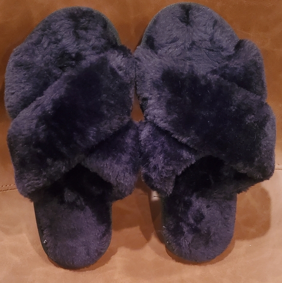 Fuzzy black slipper slides - Picture 3 of 6